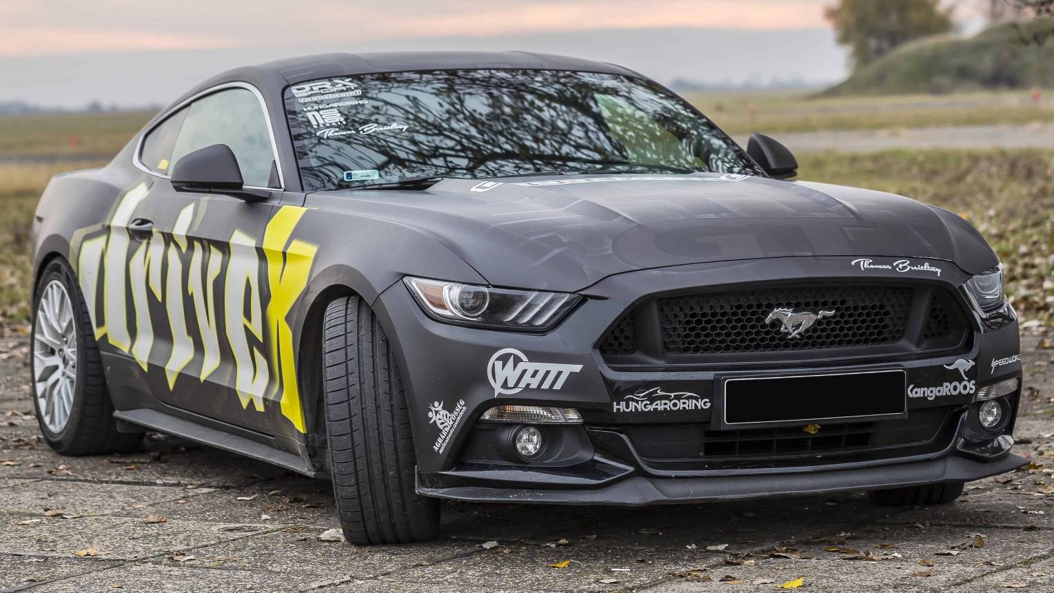 Mustang GT 500 utcai vezetés